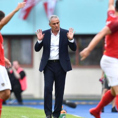  Brazils coach Tite reacts during the international friendly footbal match Austria vs Brazil in Vienna, on June 10, 2018. / AFP PHOTO / JOE KLAMAREditoria: SPOLocal: ViennaIndexador: JOE KLAMARSecao: soccerFonte: AFPFotógrafo: STF