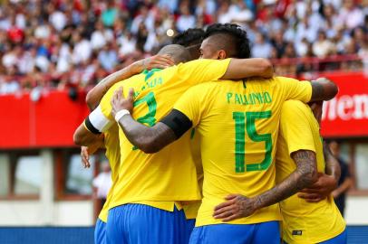  Brazil's players celebrate during the international friendly footbal match Austria vs Brazil in Vienna, on June 10, 2018. / AFP PHOTO / APA AND EXPA / Alexander FORST / Austria OUTEditoria: SPOLocal: ViennaIndexador: ALEXANDER FORSTSecao: soccerFonte: EXPAFotógrafo: STR