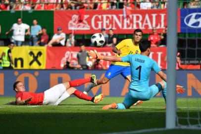  Brazil's midfielder Philippe Coutinho Correia scores the third goal for Brazil during the international friendly footbal match Austria vs Brazil in Vienna, on June 10, 2018. / AFP PHOTO / JOE KLAMAREditoria: SPOLocal: ViennaIndexador: JOE KLAMARSecao: soccerFonte: AFPFotógrafo: STF