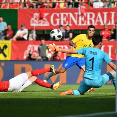  Brazils midfielder Philippe Coutinho Correia scores the third goal for Brazil during the international friendly footbal match Austria vs Brazil in Vienna, on June 10, 2018. / AFP PHOTO / JOE KLAMAREditoria: SPOLocal: ViennaIndexador: JOE KLAMARSecao: soccerFonte: AFPFotógrafo: STF