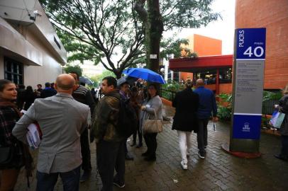  PORTO ALEGRE, RS, BRASIL, 10/06/2018 - Prédio da PUCRS, em Porto Alegre, é evacuado durante prova da OAB. (FOTOGRAFO: OMAR FREITAS / AGENCIA RBS)