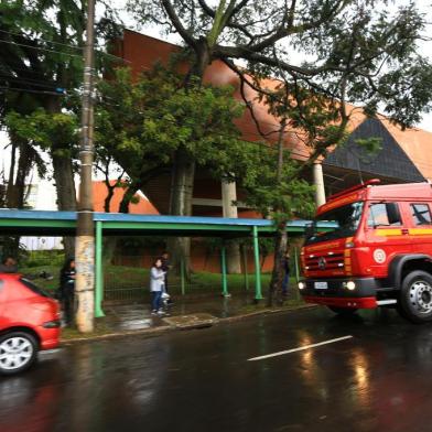  PORTO ALEGRE, RS, BRASIL, 10/06/2018 - Prédio da PUCRS, em Porto Alegre, é evacuado durante prova da OAB. (FOTOGRAFO: OMAR FREITAS / AGENCIA RBS)