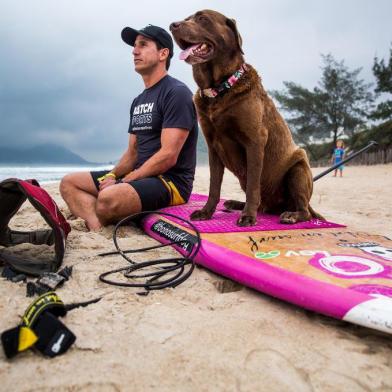  FLORIANÓPOLIS, SC, BRASIL, 05-05-2018 - Bono , O Cão Surfista pegando onda com seu dono, Ivan, na praia do Morros das Pedras na tarde deste sábado, em Florianópolis.