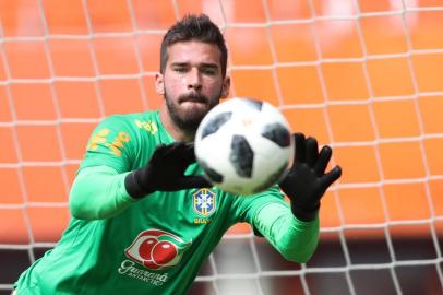 Goleiro da Seleção Brasileira Alisson durante treino em Viena, na Áustria