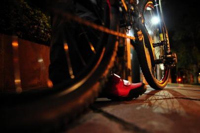  CAXIAS DO SUL, RS, BRASIL, 05/06/2018 - Ciclistas encaram o trânsito em Caxias. NA FOTO: Isaac Jasper mora na área central de Caxias e se desloca frequentemente com a bicicleta ao trabalho no bairro Cruzeiro. (Marcelo Casagrande/Agência RBS)