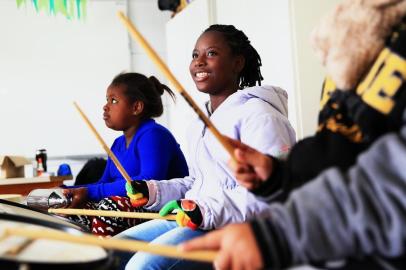  PORTO ALEGRE, RS, BRASIL, 06-06-2018. Projeto social Ouviravida, que funciona na Vila Pinto, no Bairro Bom Jesus, busca novos patrocínios para o próximo semestre. Aula de percussão. Na foto: Professor Lucas Kinoshita. Marjorie Isabele Machado de Jesus, 10 anos. (FOTO: ANDERSON FETTER/AGÊNCIA RBS)