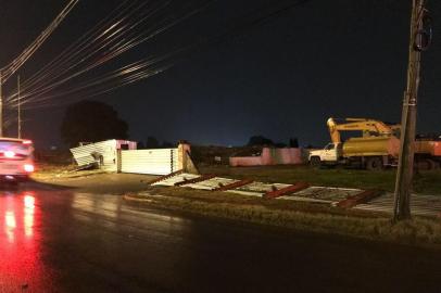 Tapumes caídos na construção da Havan