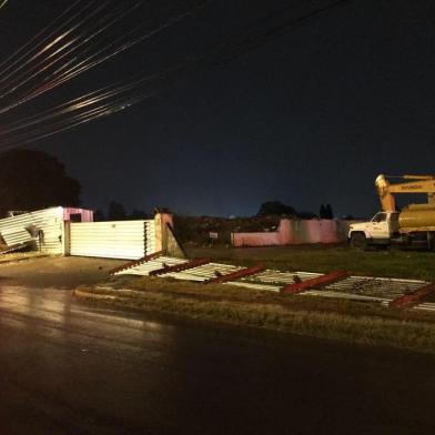 Tapumes caídos na construção da Havan