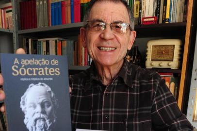  CAXIAS DO SUL, RS, BRASIL (03/07/2017) Professor Décio Osmar Bombassaro  lança o livro A Apelação de Sócrates. (Roni Rigon/Pioneiro).