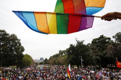 PORTO ALEGRE, RS, BRASIL, 28-9-2014: Centenas de simpatizantes de grupos LGBT (Lésbicas, Gays, Bissexuais, Travestis, Transexuais e Transgêneros) fazem concentração no parque Farroupilha (Redenção) para sair em caminhada, a partir das 18h, no bairro Cidade Baixa. A concentração acontece em um trio elétrico na avenida Setembrina, em frente ao espelho d¿água do Parque da Redenção. As apresentações no local devem se estender até as 18h, quando a caminhada vai começar a percorrer a avenida Osvaldo Aranha, rua José Bonifácio, Santana, avenida Venâncio Aires, rua Gal. Lima e Silva, avenida Loureiro da Silva, voltando à Redenção pela rua Luis Englert e avenida Setembrina. (Foto: Mateus Bruxel/Agência RBS, NOTICIAS)