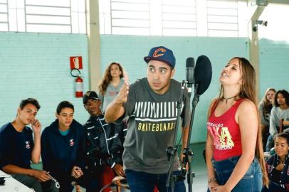 Projeto Cultura Hip Hop - Chiquinho Divilas faz música com estudantes 