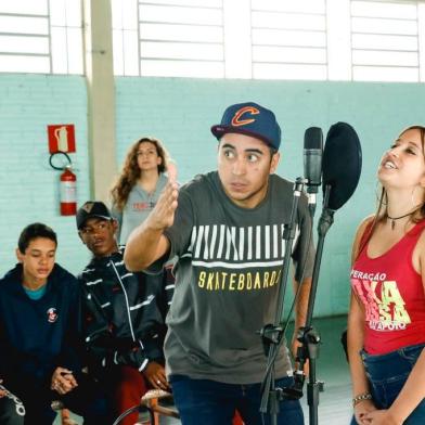 Projeto Cultura Hip Hop - Chiquinho Divilas faz música com estudantes 