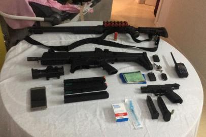 Armas foram apreendidas com policial militar preso em operação da BM