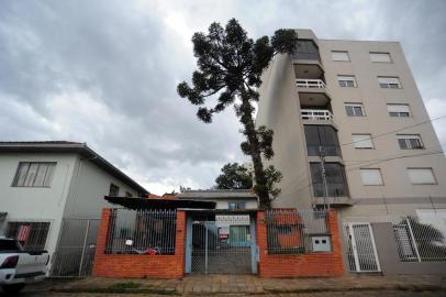  CAXIAS DO SUL, RS, BRASIL 11/06/2018Pinheiro ameaça cair na Rua Fernão Dias, no bairro Sagrada Família. (Felipe Nyland/Agência RBS)