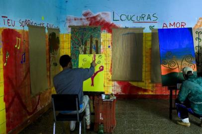 PORTO ALEGRE, RS, BRASIL, 08-06-2018: Projeto de artes plásticas desenvolvido pelo professor e artista plástico Aloizio Pedersen com detentos no Instituto Psiquiátrico Forense. (Foto: Mateus Bruxel / Agência RBS)