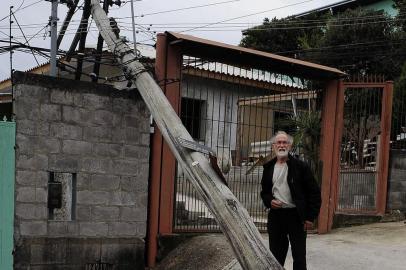  CAXIAS DO SUL, RS, BRASIL, 11/06/2018 - Estragos feitos pelo temporal. NA FOTO: na casa de seu Zilmar, no Bairro Santa Fé,  poste caiu. (Marcelo Casagrande/Agência RBS)