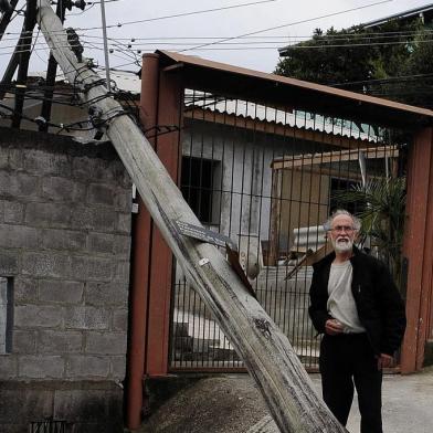  CAXIAS DO SUL, RS, BRASIL, 11/06/2018 - Estragos feitos pelo temporal. NA FOTO: na casa de seu Zilmar, no Bairro Santa Fé,  poste caiu. (Marcelo Casagrande/Agência RBS)