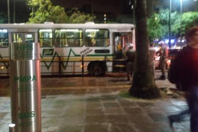  PORTO ALEGRE, RS, BRASIL - 11/06/2018 - Ônibus parado na frente do HPS após policial ser baleado durante assalto. (Renato Dornelles/Agencia RBS)