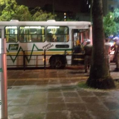  PORTO ALEGRE, RS, BRASIL - 11/06/2018 - Ônibus parado na frente do HPS após policial ser baleado durante assalto. (Renato Dornelles/Agencia RBS)