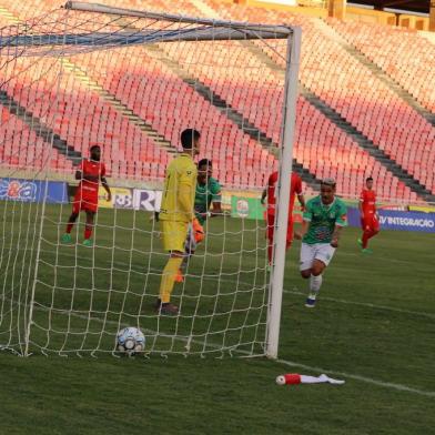 O Uberlândia é o adversário do Caxias nas oitavas de final da Série D. Na foto, o meia-atacante Diogo Peixoto (C) comemorando o primeiro gol sobre o Inter de Lages (SC).