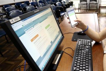  PORTO ALEGRE, RS, BRASIL, 24-01-2017. Letícia Fernandes Cavalli é uma das estudantes que está para usar a nota do Sistema de Seleção Unificada (Sisu) para entrar em faculdade pública. (CARLOS MACEDO/AGÊNCIA RBS)