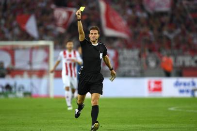  Referee Felix Brych shows the yellow card during the German First division Bundesliga football match 1 FC Cologne vs Hamburg SV in Cologne, western Germany, on August 25, 2017. / AFP PHOTO / PATRIK STOLLARZEditoria: SPOLocal: CologneIndexador: PATRIK STOLLARZSecao: soccerFonte: AFPFotógrafo: STR