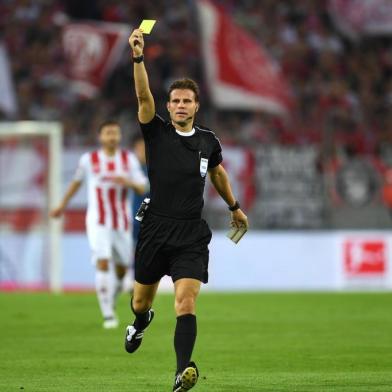  Referee Felix Brych shows the yellow card during the German First division Bundesliga football match 1 FC Cologne vs Hamburg SV in Cologne, western Germany, on August 25, 2017. / AFP PHOTO / PATRIK STOLLARZEditoria: SPOLocal: CologneIndexador: PATRIK STOLLARZSecao: soccerFonte: AFPFotógrafo: STR