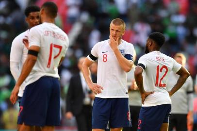  Englands midfielder Eric Dier (2nd R) and Englands defender Danny Rose (R) speak on the pitch after the International friendly football match between England and Nigeria at Wembley stadium in London on June 2, 2018.England won the game 2-1. / AFP PHOTO / Ben STANSALLEditoria: SPOLocal: LondonIndexador: BEN STANSALLSecao: soccerFonte: AFPFotógrafo: STF