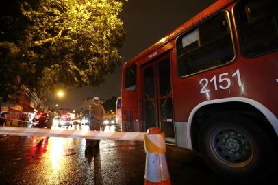  PORTO ALEGRE, RS, BRASIL - 2018.06.12 - Atropelamento com morte de pedestre envolvendo ônibus na avenida Azenha, em Porto Alegre. (Foto: ANDRÉ ÁVILA/ Agência RBS)