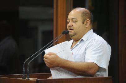  CAXIAS DO SUL, RS, BRASIL, 05/09/2017. Votação sobre admissibilidade do pedido de impeachment do prefeito Daniel Guerra (PRB) na Câmara de Vereadores de Caxias do Sul, acabou com a rejeição por unanimidade. Na foto, Valdir Walter, presidente da União das Associações de Bairros (UAB). (Diogo Sallaberry/Agência RBS)