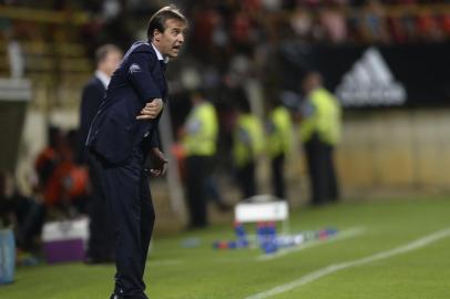 Spains coach Julen Lopetegui gives instructions to his players during the WC 2018 football qualification match between Spain and Liechtenstein at the Reyno de Leon Stadium in Leon on September 5, 2016. Spain won the match 8-0. / AFP PHOTO / MIGUEL RIOPA