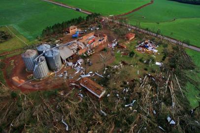  COXILHA, RS, BRASIL, 13.06.2018. Fazenda destruídana cidade de Coxilha pela força do vento, em vendaval que ocorreu em temporais pelo RS.Foto: Lauro Alves/Agência RBS