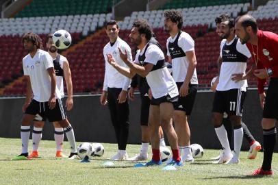 Egypts forward Mohamed Salah (C) takes part in a training at the Akhmat Arena stadium in Grozny on June 13, 2018, ahead of the Russia 2018 World Cup football tournament. / AFP PHOTO / KARIM JAAFAR