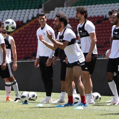 Egypts forward Mohamed Salah (C) takes part in a training at the Akhmat Arena stadium in Grozny on June 13, 2018, ahead of the Russia 2018 World Cup football tournament. / AFP PHOTO / KARIM JAAFAR