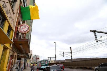  PORTO ALEGRE-RS- BRASIL- 13/06/2018 - Movimento nas ruas de Porto Alegre, para a Copa 2018. lojas na Av. Mauá com decoração verde e amarela. FOTO FERNANDO GOMES/ ZERO HORA.