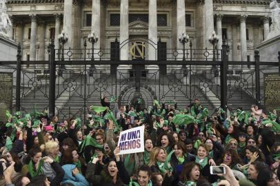 Argentine actresses, along with dozens of other pro-choice activists, gather in front of the Argentine Congress in Buenos Aires, on June 3, 2018, calling for the approval of a bill that would legalize abortion.The abortion bill will go to a vote in the lower house on June 13. / AFP PHOTO / EITAN ABRAMOVICH