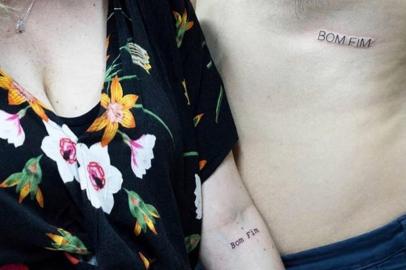 Casal tatua nome do bairro Bom Fim, em Porto Alegre. 