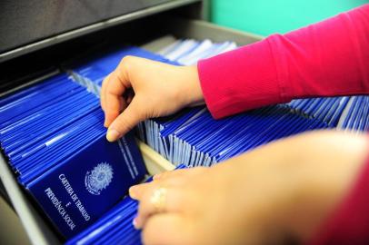  CAXIAS DO SUL, RS, BRASIL, 25/01/2018. Aumentou a procura para a confecção da Carteira de Trabalho. Um dos principais motivos são os jovens que estão fazendo a sua primeira carteira. (Porthus Junior/Agência RBS)