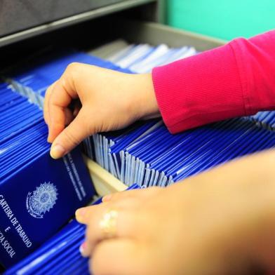  CAXIAS DO SUL, RS, BRASIL, 25/01/2018. Aumentou a procura para a confecção da Carteira de Trabalho. Um dos principais motivos são os jovens que estão fazendo a sua primeira carteira. (Porthus Junior/Agência RBS)