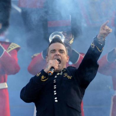  British singer-songwriter Robbie Williams performs on stage during the Queens Diamond Jubilee Concert at Buckingham Palace in London on June 4, 2012. The star-studded musical extravaganza comes on the third of four days of celebrations to celebrate Queen Elizabeth IIs 60 years on the throne. AFP PHOTO / LEON NEALEditoria: HUMLocal: LondonIndexador: LEON NEALSecao: imperial and royal mattersFonte: AFPFotógrafo: STF