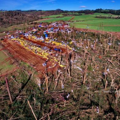  ÁGUA SANTA, RS, BRASIL, 13/06/2018 -  Estragos do tornado em Água Santa. (FOTOGRAFO: LAURO ALVES / AGENCIA RBS)