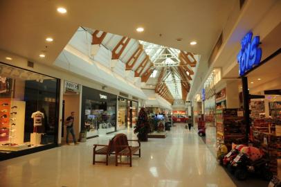  CAXIAS DO SUL, RS, BRASIL, 11/11/2016. O Shopping Iguatemi Caxias está fazendo 20 anos. O entorno do shopping (Villagio) também vem se desenvolvendo bastante. (Diogo Sallaberry/Agência RBS)