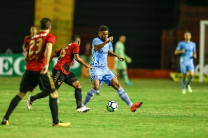 Gremio x SportRS - FUTEBOL/CAMPEONATO BRASILEIRO 2018/GREMIO X SPORT - ESPORTES - Lance da partida entre Gremio e Sport disputada na noite desta quarta-feira, na Ilha do Retiro, em Recife, valida pelo Campeonato Brasileiro 2018. FOTO: LUCAS UEBEL/GREMIO FBPAEditoria: SPOIndexador: Lucas UebelSecao: futebolFonte: Gremio.netFotógrafo: Gremio x Sport