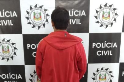 A Polícia Civil de Farroupilha prendeu um homem de 26 anos suspeito de roubo a pedestres. O mandando de prisão foi cumprido no bairro Primeiro de Maio na manhã desta quarta-feira.