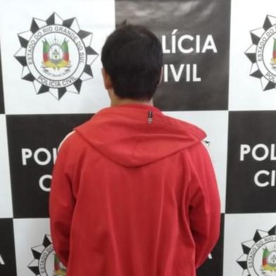 A Polícia Civil de Farroupilha prendeu um homem de 26 anos suspeito de roubo a pedestres. O mandando de prisão foi cumprido no bairro Primeiro de Maio na manhã desta quarta-feira.