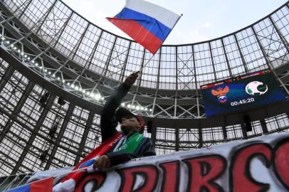  A Russian fan waves a national flag before the Russia 2018 World Cup Group A football match between Russia and Saudi Arabia at the Luzhniki Stadium in Moscow on June 14, 2018. / AFP PHOTO / Kirill KUDRYAVTSEV / RESTRICTED TO EDITORIAL USE - NO MOBILE PUSH ALERTS/DOWNLOADSEditoria: SPOLocal: MoscowIndexador: KIRILL KUDRYAVTSEVSecao: soccerFonte: AFPFotógrafo: STF