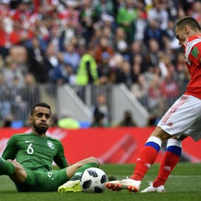  Russias midfielder Denis Cheryshev (R) scores the 2-0 goal past Saudi Arabias defender Mohammed Al-Breik during the Russia 2018 World Cup Group A football match between Russia and Saudi Arabia at the Luzhniki Stadium in Moscow on June 14, 2018. / AFP PHOTO / Alexander NEMENOV / RESTRICTED TO EDITORIAL USE - NO MOBILE PUSH ALERTS/DOWNLOADSEditoria: SPOLocal: MoscowIndexador: ALEXANDER NEMENOVSecao: soccerFonte: AFPFotógrafo: STF