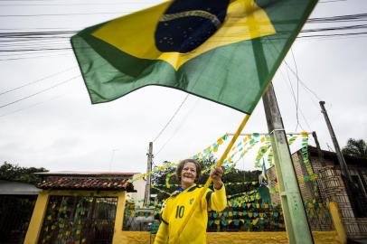  SAPUCAIA DO SUL, RS, BRASIL, 12-06-2018: Santa Eva Brasil de Assis, de Sapucaia do Sul, com as 2018 bandeirolas que fez para decorar o pátio para a Copa 2018. (Foto: Mateus Bruxel / Agência RBS)