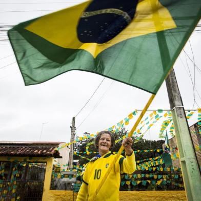  SAPUCAIA DO SUL, RS, BRASIL, 12-06-2018: Santa Eva Brasil de Assis, de Sapucaia do Sul, com as 2018 bandeirolas que fez para decorar o pátio para a Copa 2018. (Foto: Mateus Bruxel / Agência RBS)