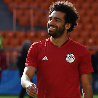  Egypts forward Mohamed Salah takes part in a training session at Ekaterinburg Stadium in Ekaterinburg on June 14, 2018, a day ahead the teams Russia 2018 World Cup Group A opening football match against Uruguay.  / AFP PHOTO / Anne-Christine POUJOULATEditoria: SPOLocal: YekaterinburgIndexador: ANNE-CHRISTINE POUJOULATSecao: soccerFonte: AFPFotógrafo: STF